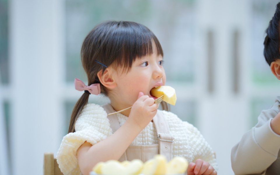 子どもが食べやすいりんごの品種はどれ？離乳食からおやつまでのおすすめ品種と食べさせ方のポイントを紹介！【管理栄養士監修】
